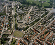 844638 Luchtfoto van de Kenaustraat en omgeving te Utrecht, uit het noordwesten. Links de Van Hoornekade rechts de Van ...